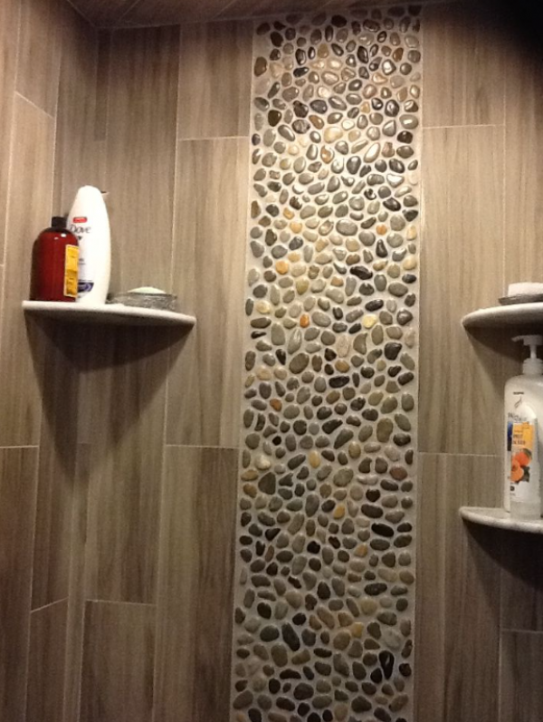 Dinding kamar mandi dengan aksen batu alam vertical